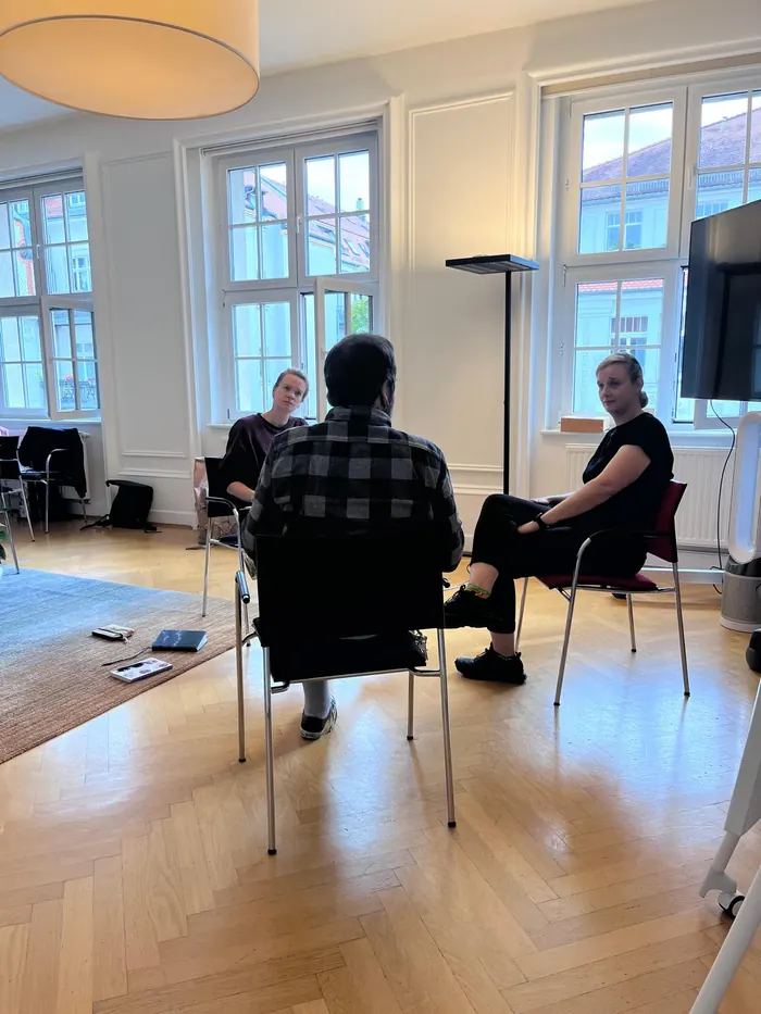Paargespräch zu dritt im Rollenspiel: Seminar Paartherapie der Ausbildung Systemische Therapie am ABIS Leipzig