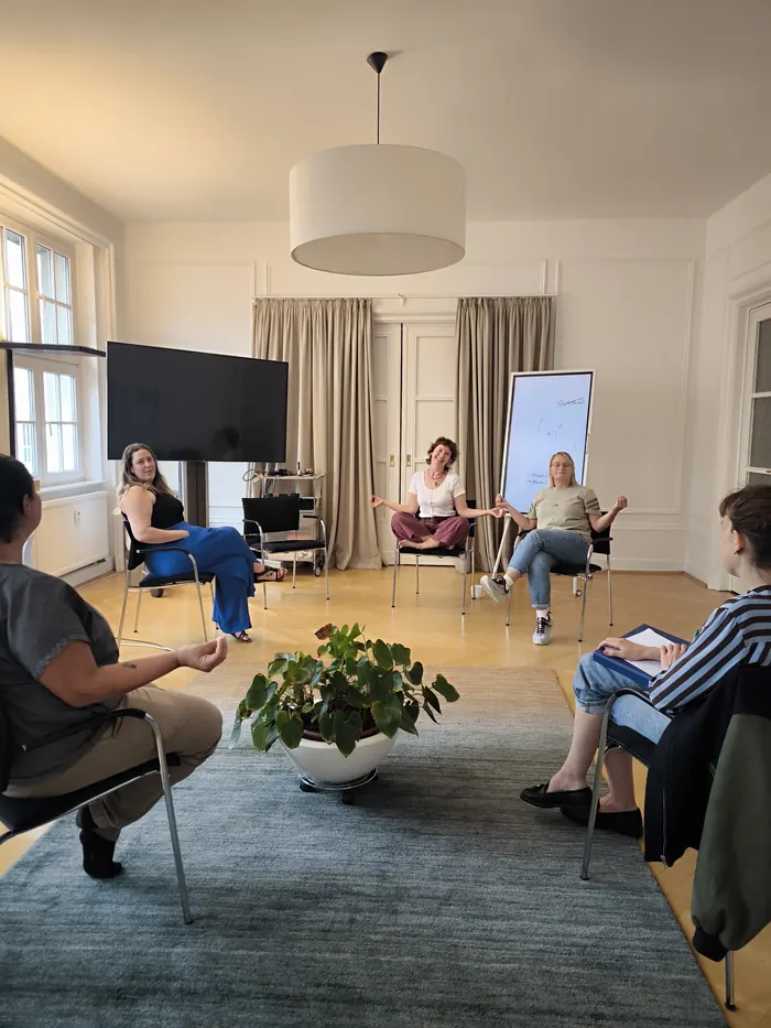 Übung im Stuhlkreis: Praxisseminar der Ausbildung Systemische Therapie am ABIS Leipzig