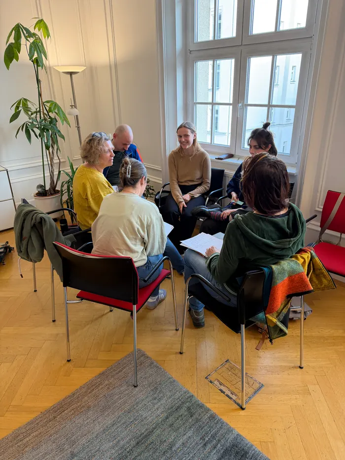 Kleingruppe im Gespräch: zweites Praxisseminar der Ausbildung Systemische Therapie am ABIS Leipzig