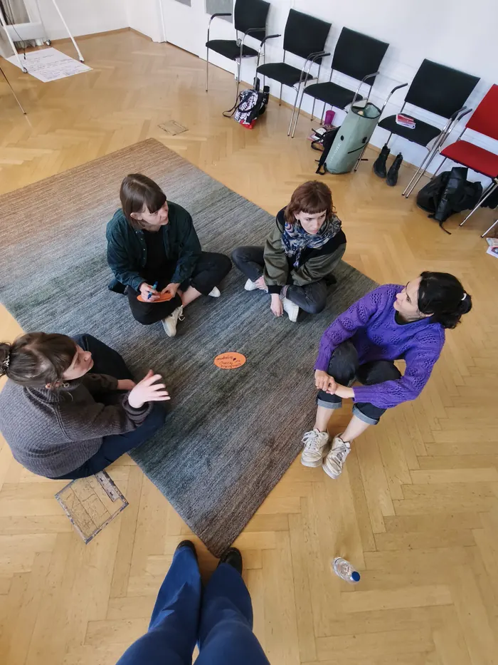 Gruppenübung auf dem Boden: Seminar Gruppentherapie der Ausbildung Systemische Therapie am ABIS Leipzig