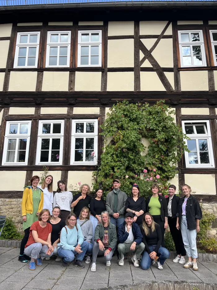 Gruppe der Ausbildung Systemische Therapie des ABIS vor dem Seminarhaus beim Selbstreflexionsseminar