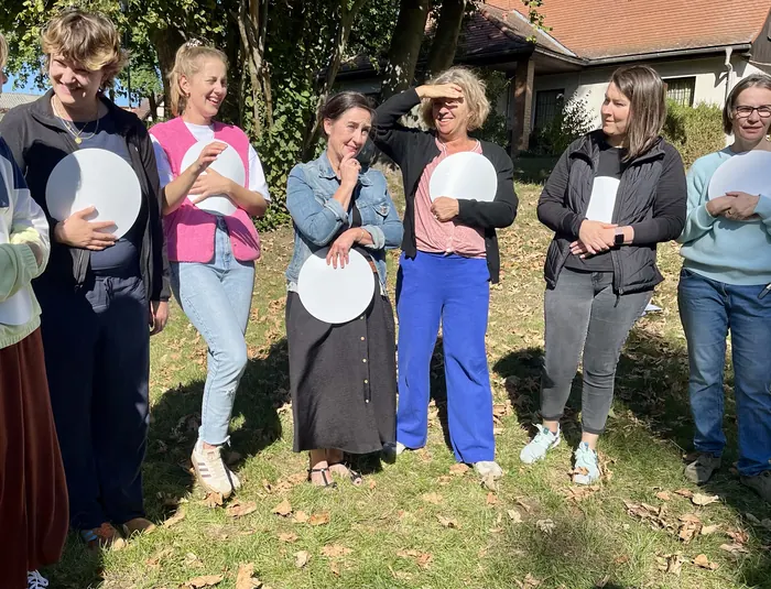 Übung im Garten mit Pappscheiben: Seminar Familientherapie der Ausbildung Systemische Therapie des ABIS
