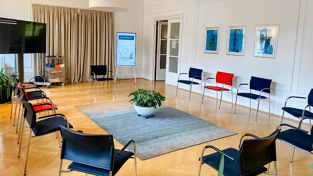Seminarraum mit Stuhlkreis und Flipchart am ABIS in Leipzig