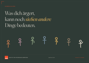 Sieben Blicke Postkarte – sieben farbige Figuren mit dem Satz: Was dich ärgert, kann noch sieben andere Dinge bedeuten