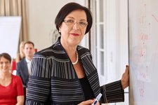 ABIS_Institut_Einblick_systemische_Beratung_Trainerin am Whiteboard